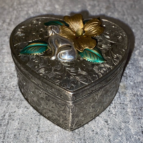 Vintage Sheridan Silver Plated Heart Shaped Trinket Box With A Cat And Flower - Picture 1 of 7
